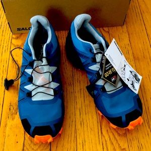 Men’s Salomon dirt running sneakers